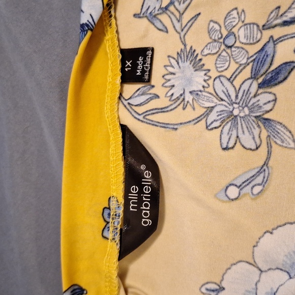 Low cut dress - Picture 3 of 3